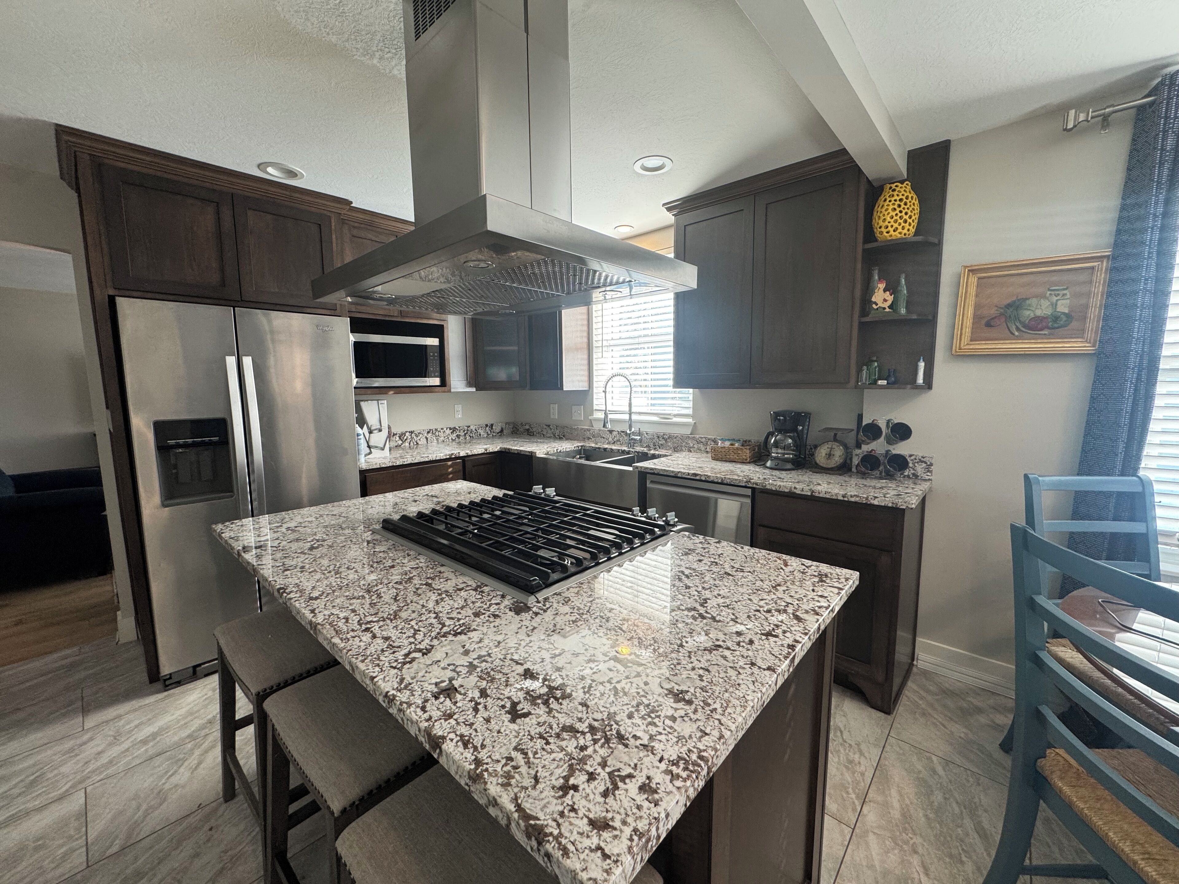 Mikrobølgeovn, ovn, kokeplater og oppvaskmaskin