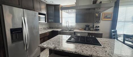 Mikrovågsugn, ugn, spishäll och diskmaskin