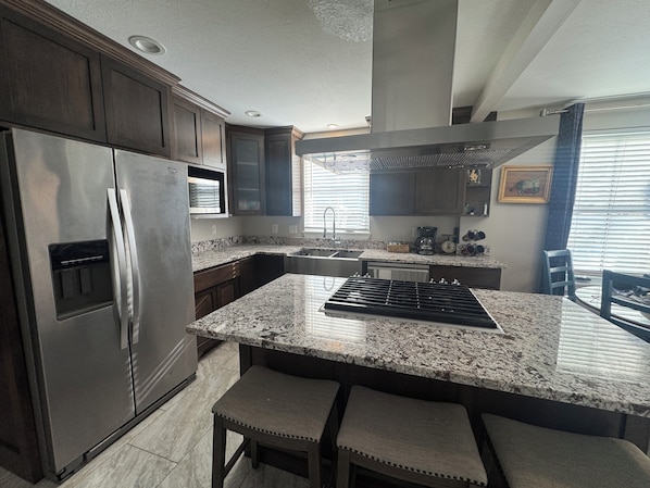 Microwave, oven, stovetop, dishwasher - Classic Old Town Charm, Thoughtfully Elevated retreat for visits &extended stays (Greenwood)