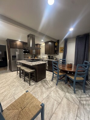 Microwave, oven, stovetop, dishwasher - Classic Old Town Charm, Thoughtfully Elevated retreat for visits &extended stays (Greenwood)