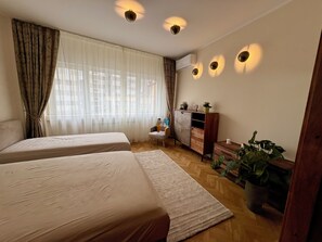 2 bedrooms, iron/ironing board, WiFi, bed sheets - Luxury Apt in Bucharest's Historic Old Town w/ 4K Cinema Room (București)
