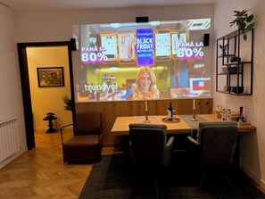 Dining - Luxury Apt in Bucharest's Historic Old Town w/ 4K Cinema Room (București)