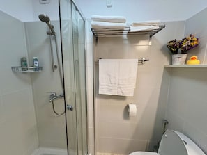 Shower, hair dryer, towels, soap - Luxury Apt in Bucharest's Historic Old Town w/ 4K Cinema Room (București)
