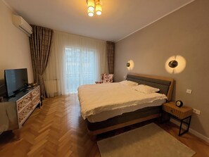 2 bedrooms, iron/ironing board, WiFi, bed sheets - Luxury Apt in Bucharest's Historic Old Town w/ 4K Cinema Room (București)