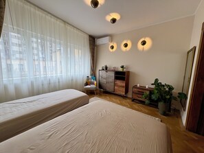 2 bedrooms, iron/ironing board, WiFi, bed sheets - Luxury Apt in Bucharest's Historic Old Town w/ 4K Cinema Room (București)