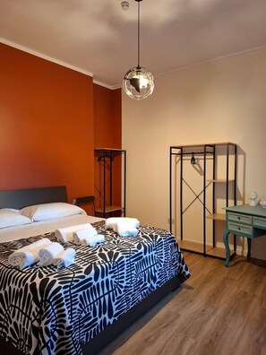 4 chambres, coffre-fort, bureau, fer et planche à repasser