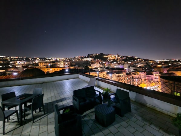 Outdoor dining - FACCIA GIALLA is the panoramic apartment in the historic center of Naples (Napoli)