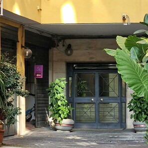 Exterior detail - FACCIA GIALLA is the panoramic apartment in the historic center of Naples (Napoli)