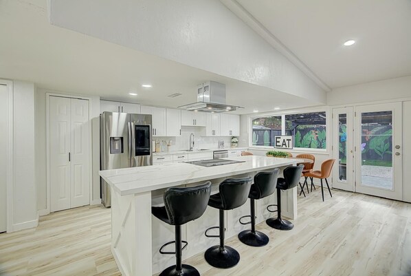 Private kitchen - Houston white house, private pool, patio and game room the best place in Houston (Houston)