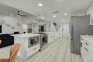 Private kitchen - Houston white house, private pool, patio and game room the best place in Houston (Houston)