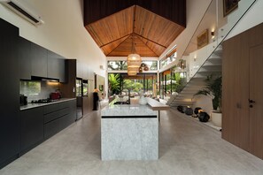 4br Cendana Villa with Private Pool | Yksityinen keittiö | Täysikokoinen jääkaappi, mikroaaltouuni, liesi, kahvin-/teenkeitin