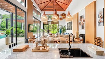 5br Candra Villa with Private Pool | Sala de estar | Smart TV de 43 pulgadas con canales por satélite