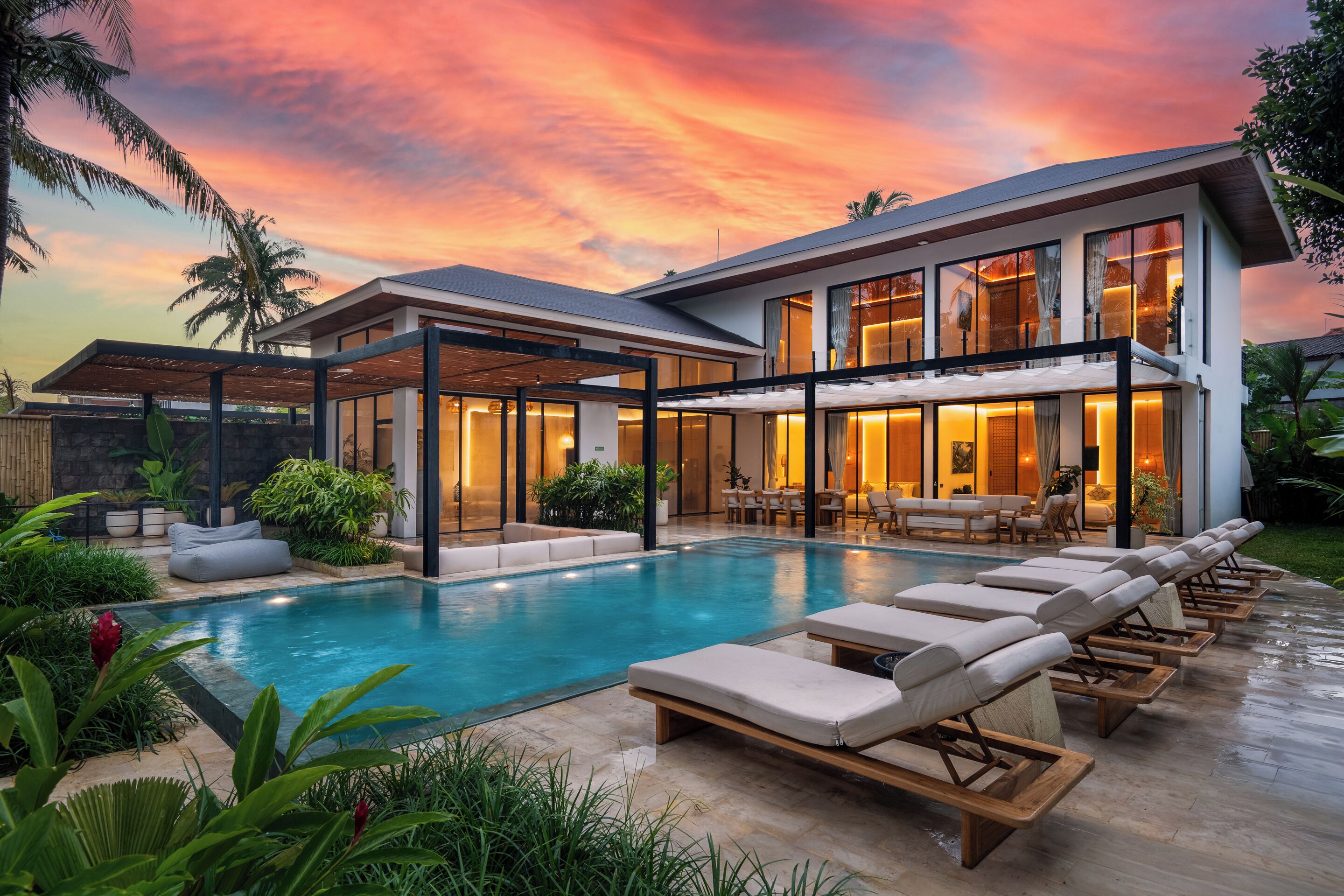 Vista frontal de la propiedad por la tarde o noche