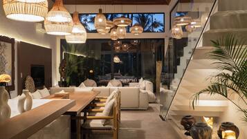 4br Cendana Villa with Private Pool | Wohnzimmer | 43-Zoll-Smart-TV mit Satellitenempfang