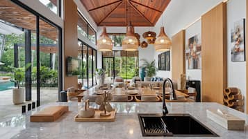 Villa de lujo, 5 habitaciones, piscina privada | Sala de estar | Smart TV de 43 pulgadas con canales por satélite