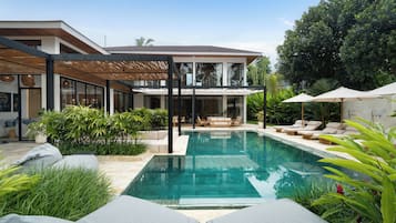 7 outdoor pools, pool umbrellas, sun loungers