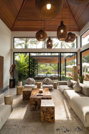 4br Cendana Villa with Private Pool | Olohuone | 43–tuumainen äly-TV, jossa satelliittikanavat