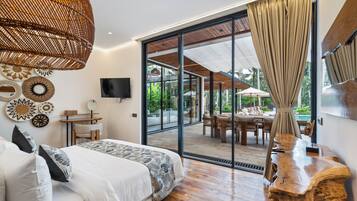 Villa sénior, 4 habitaciones, piscina privada | Caja fuerte, decoración individual, mobiliario individual y escritorio