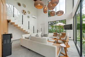 Vil·la superior, 2 dormitoris, piscina privada | Sala d'estar | Televisor intel·ligent de 43 polzades amb canals per satèl·lit 