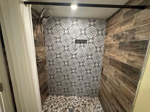 Regadera, toallas, jabón, papel de baño 