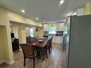 Dining - Wonderful 2-bedroom unit with shared pool in pine island (Saint James City)