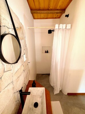 Luxury Suite, Non Smoking | Bathroom | Hair dryer, towels, soap, shampoo - CACTUS CLUB – Centro de Bem-Estar e Spa. (São Miguel do Gostoso)