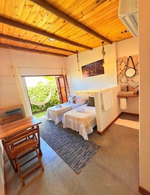 Escritorio, espacio para trabajar con laptop y wifi gratis 