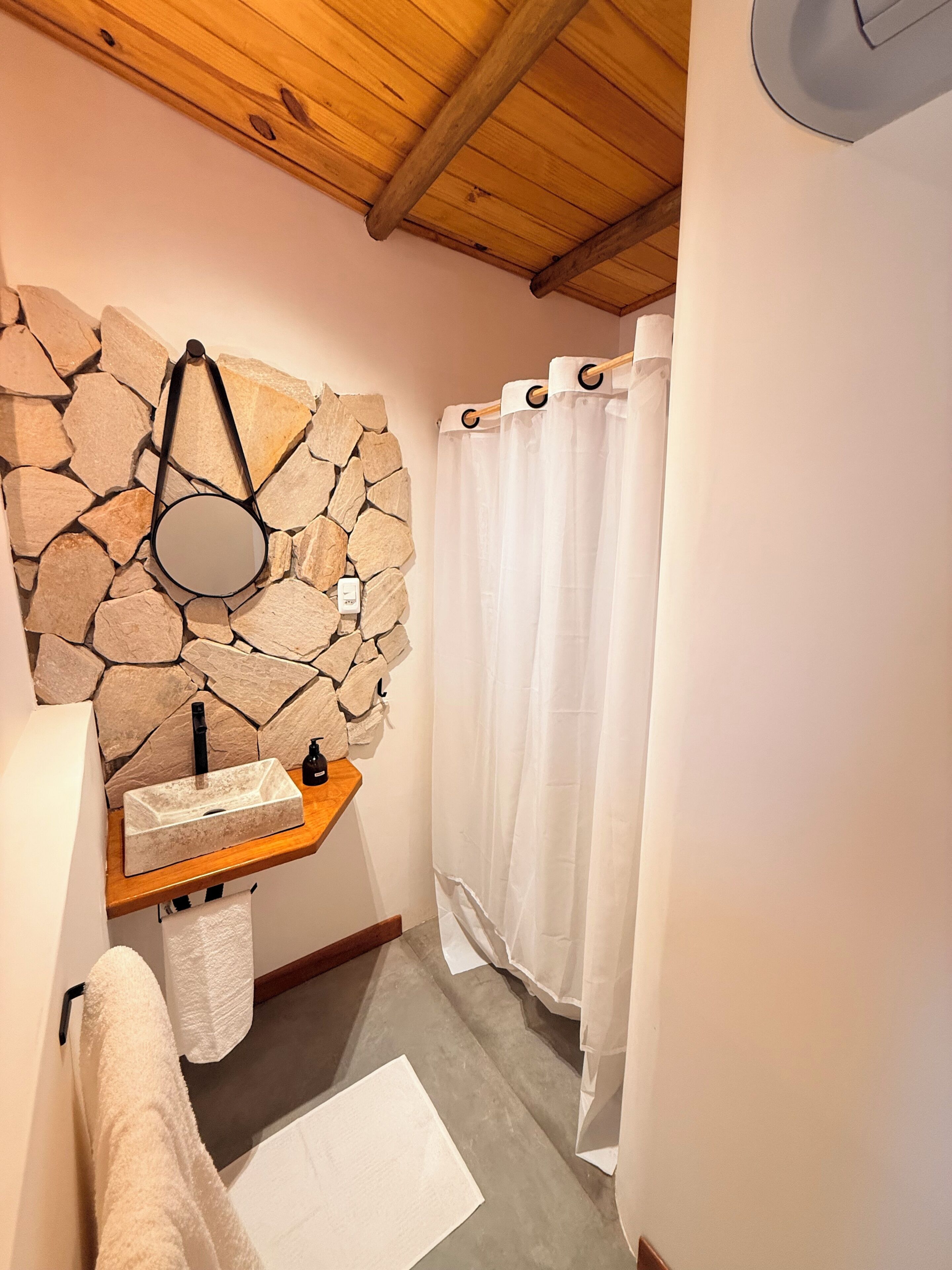 Pengering rambut, handuk, sabun, dan sampo