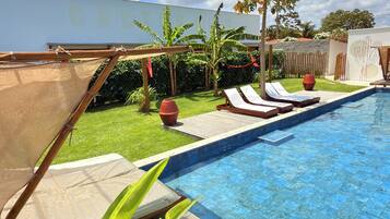 Kolam renang outdoor