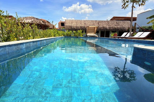 Piscina externa, funciona das 8h às 20h, guarda-sóis, espreguiçadeiras