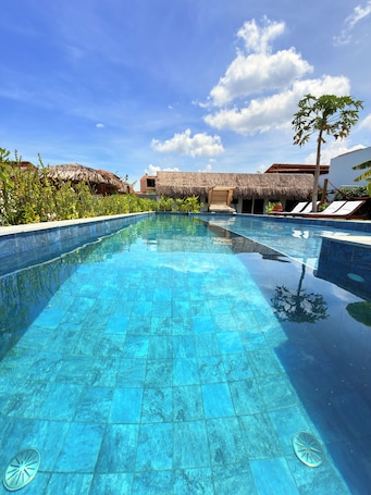 Outdoor pool, open 8:00 AM to 8:00 PM, pool umbrellas, sun loungers. CACTUS CLUB – Centro de Bem-Estar e Spa.