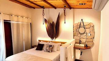 Meja kerja, ruang kerja ramah laptop, dan Wi-Fi gratis