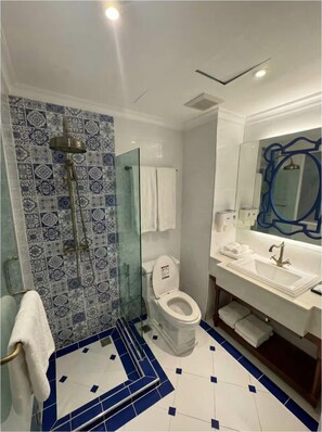 Een haardroger, handdoeken, zeep, toiletpapier