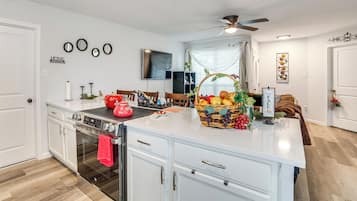 Een koelkast, een microgolfoven, een kookplaat, een vaatwasser