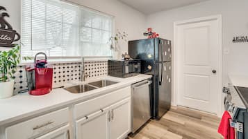 Een koelkast, een microgolfoven, een kookplaat, een vaatwasser