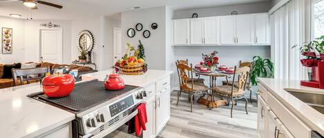 Réfrigérateur, micro-ondes, plaque de cuisson, lave-vaisselle