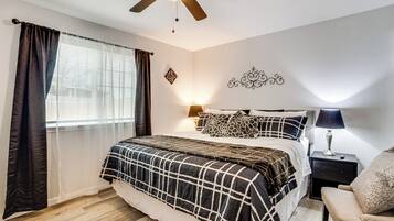 4 slaapkamers, een bureau, een strijkplank/strijkijzer, reisbedje