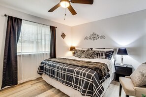 4 habitaciones, escritorio y tabla de planchar con plancha 