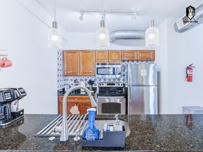 雪櫃、微波爐、焗爐、爐具