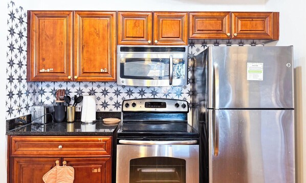 冷蔵庫、電子レンジ、オーブン、コンロ