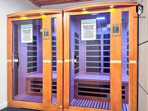 Dos armarios de sauna de madera con instrucciones de seguridad y paneles de control.