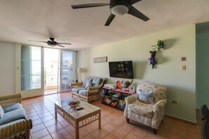 TV, books - Beachfront Bliss: Pool & Rooftop Lounge in Loíza (Loíza)
