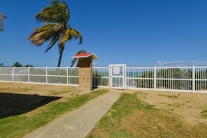 Property grounds - Beachfront Bliss: Pool & Rooftop Lounge in Loíza (Loíza)