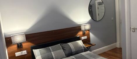 Bureau, fer et planche Ă repasser, Wi-Fi, draps fournis