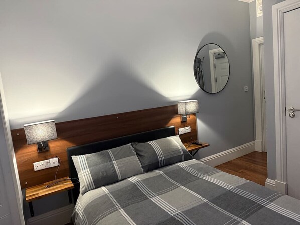 Desk, iron/ironing board, WiFi, bed sheets - Laurieston Inn - Exclusive En-suites (Laurieston)