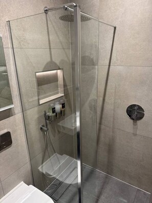 Doccia, asciugacapelli, asciugamani, sapone