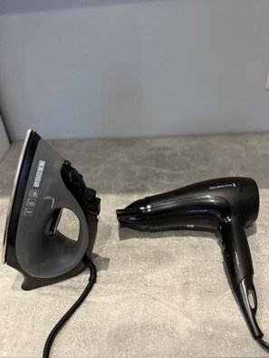 Shower, hair dryer, towels, soap - Laurieston Inn - Exclusive En-suites (Laurieston)