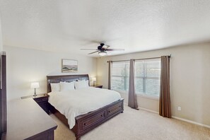 Tabla de planchar con plancha, internet y ropa de cama 