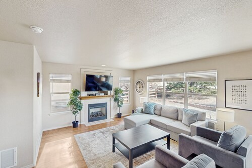 Family-Friendly home with dog friendly amenities, game room & mountain views