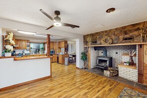Interior - Charming house w/ wifi, fireplace & dog-friendly (Shelton)